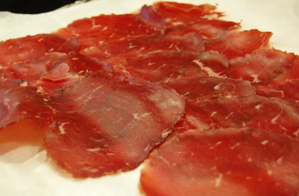Ruba dieci tranci di bresaola e li rivende in stazione, preso