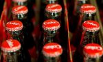 Allerta Coca Cola, filamenti di vetro nelle bottiglie: maxi richiamo di numerosi lotti in tutta Italia