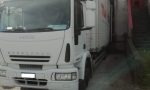 Incidente sul lavoro: camion in retro schiaccia contro il muro un magazziniere