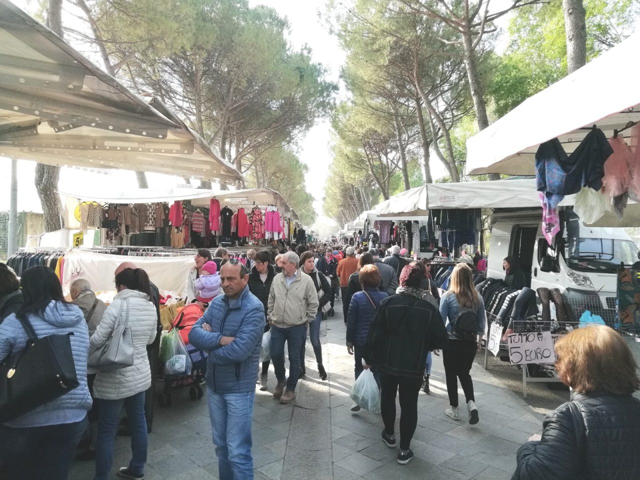 Coronavirus, si cerca la normalità: domani confermato il mercato a Calolzio. Bancarelle anche a Merate
