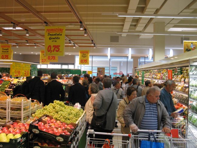 Starnutisce al supermercato poi scappa con la spesa