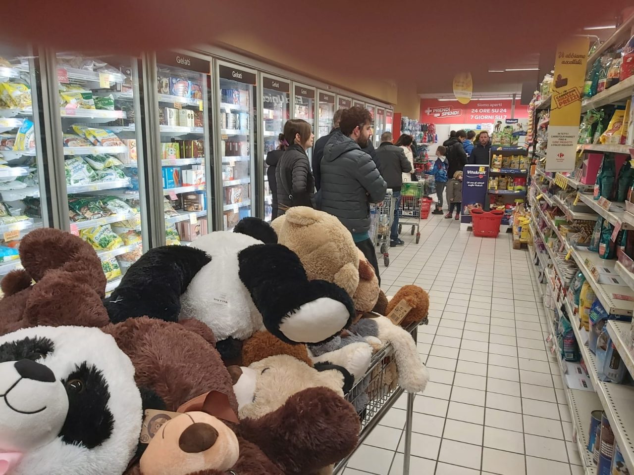 Psicosi Coronavirus: carrelli pieni e lunghe file nei supermercati lecchesi FOTO