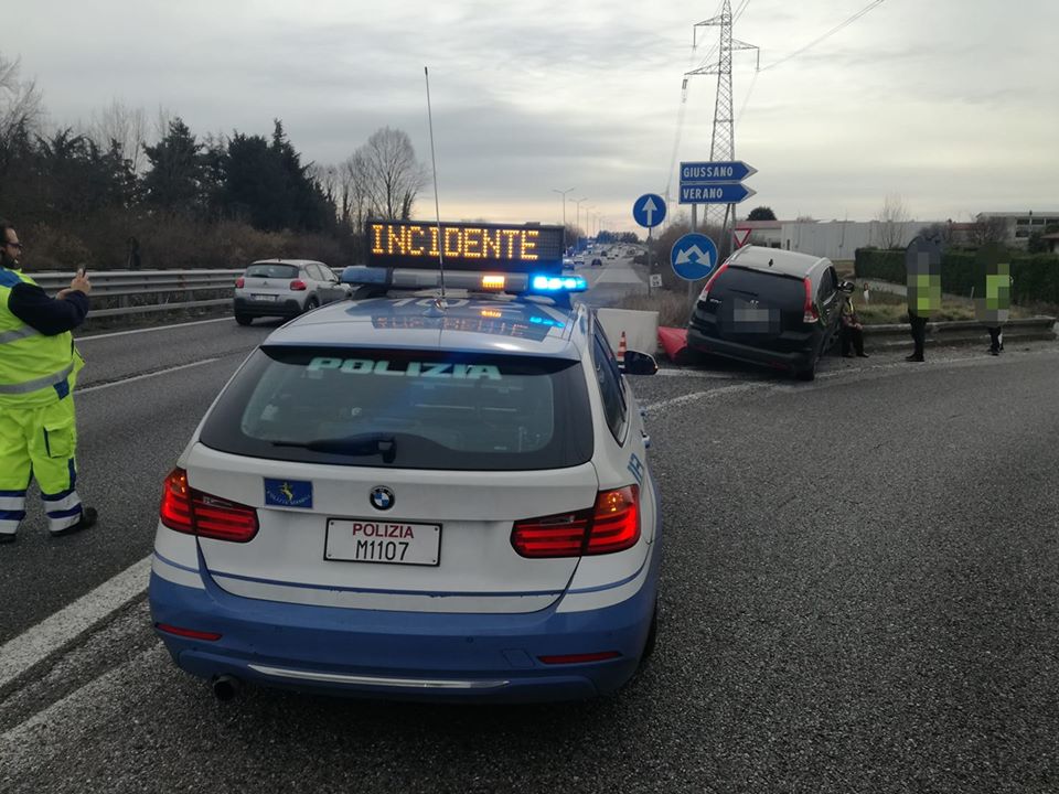 Si schianta contro la cuspide in Statale 36: code in direzione sud