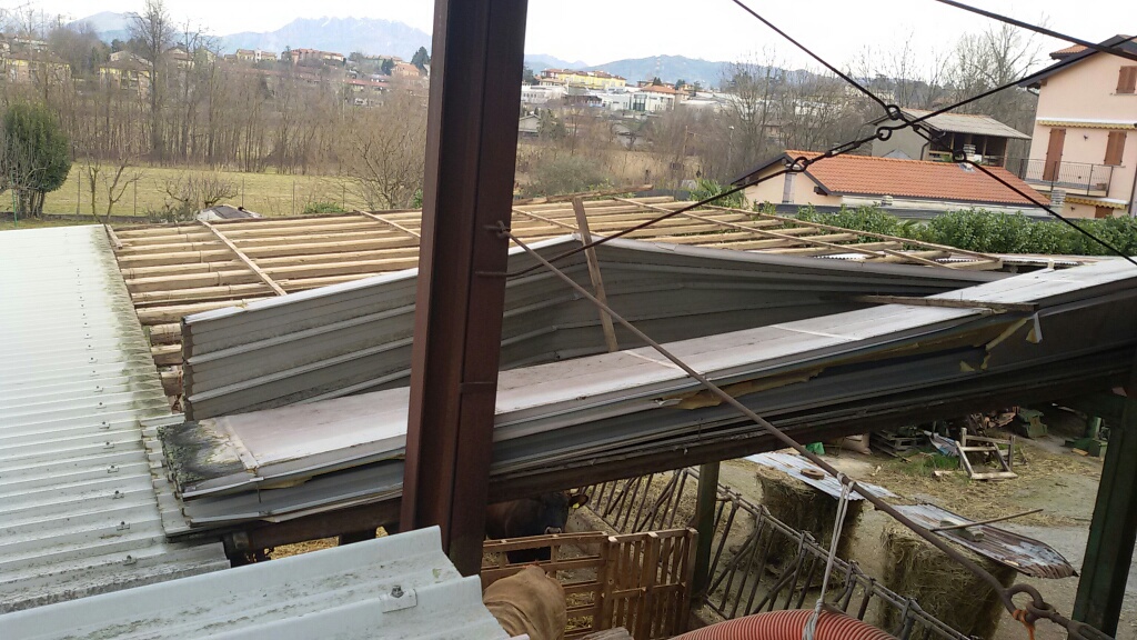 Bufera di vento: “Raffiche fortissime che hanno spaventato gli animali, poi il tetto è volato via”