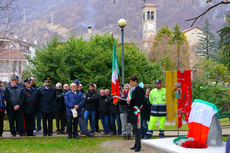 Intenso abbraccio di Ballabio a Pino Galbani: inaugurata la Stele al deportato 17enne