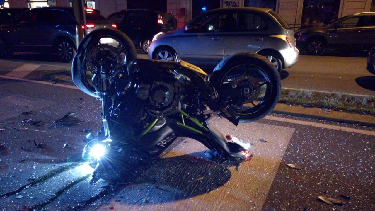 Motociclista travolto: 26enne in gravi condizioni FOTO