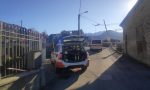 Tetti scoperchiati dal forte vento: tragedia in Valtellina, morta un donna colpita dai detriti