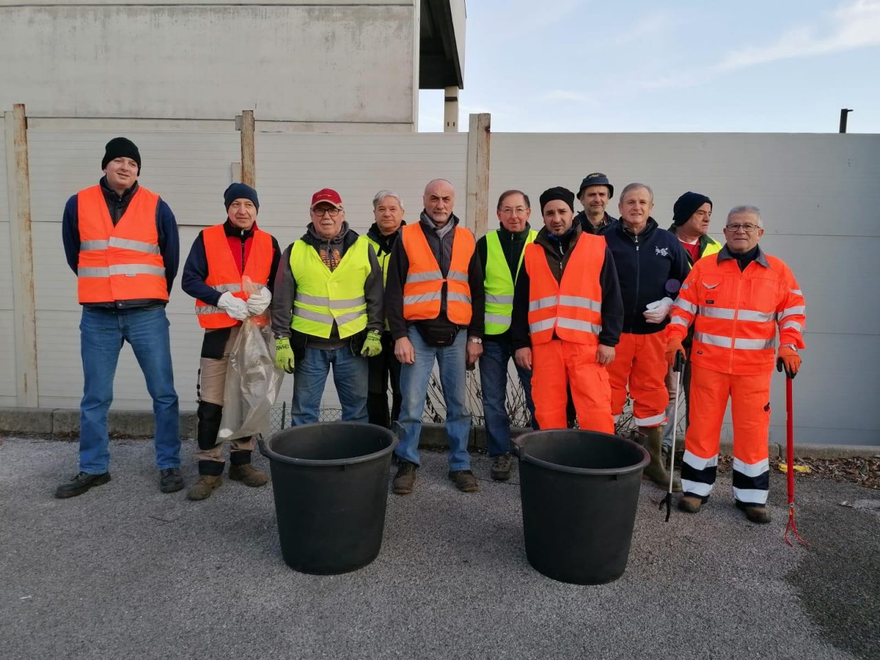 A bordo strada rifiuti di ogni tipo: volontari al lavoro per pulire il territorio