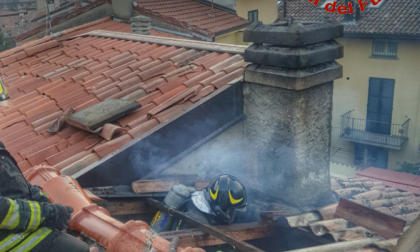 A fuoco un tetto: rogo domato dai Vigili del Fuoco