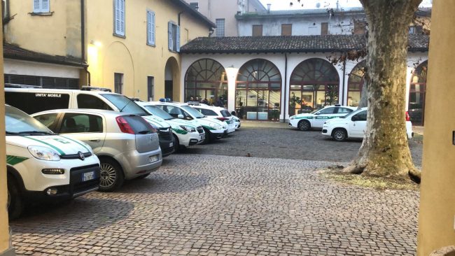 Agente si uccide in Comune dopo gli attacchi in rete: il dolore del sindaco