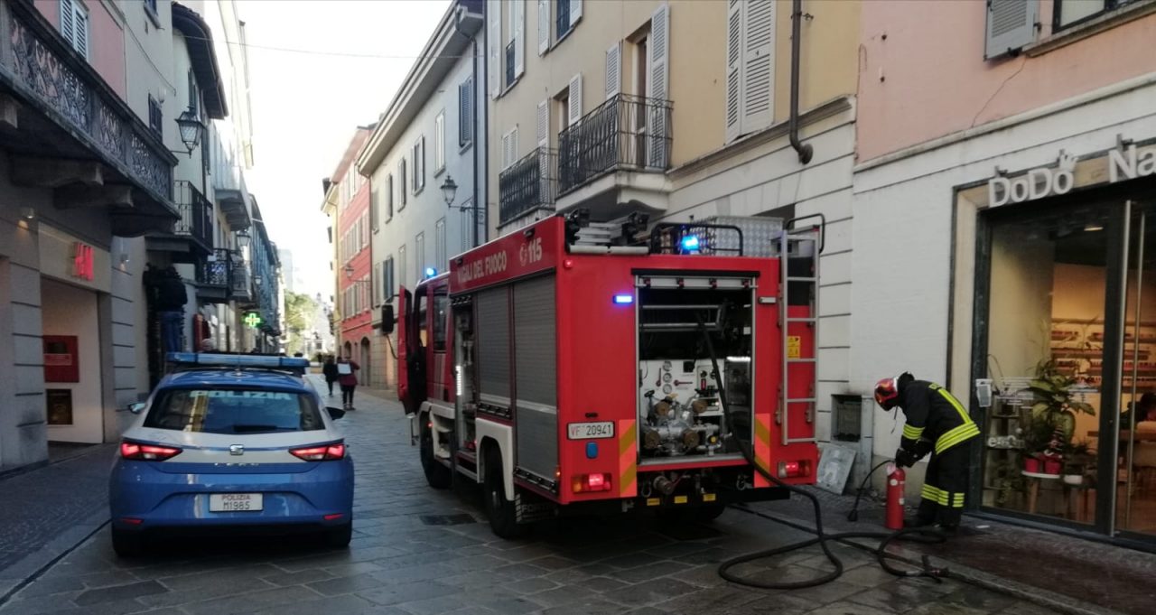 Fumo da una centralina: intervento dei Vigili del Fuoco in centro Lecco FOTO