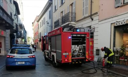 Fumo da una centralina: intervento dei Vigili del Fuoco in centro Lecco FOTO