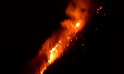 Emergenza incendi in valle, strada presidiata dai volontari FOTO