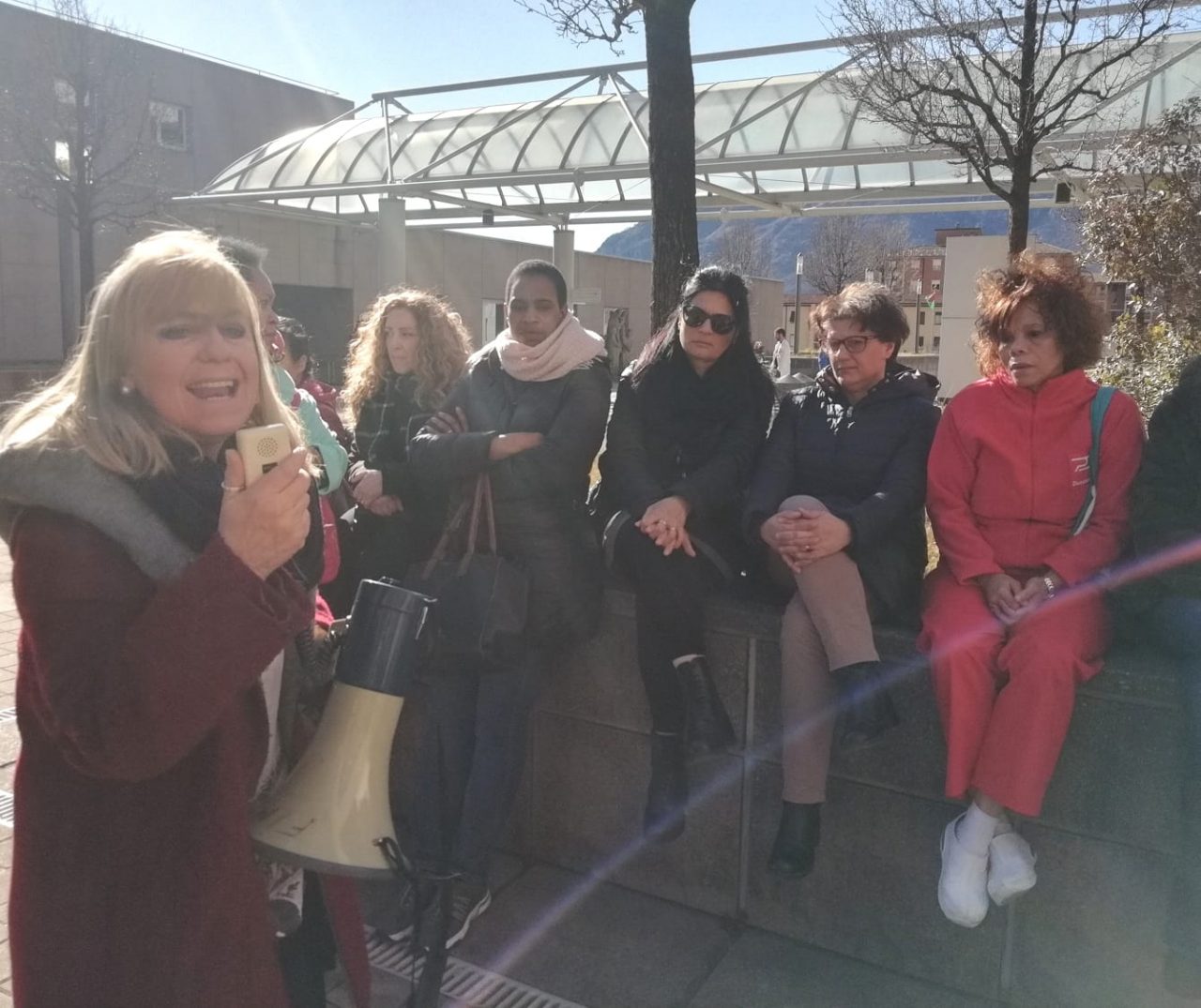 L’ospedale nega la sala: lavoratori in assemblea in cortile FOTO