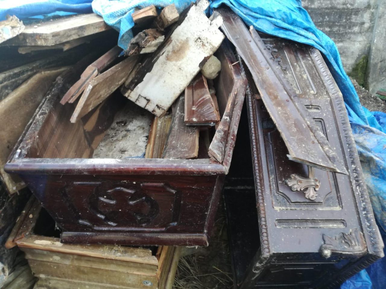 Bare abbandonate e odore nauseabondo al cimitero LE FOTO