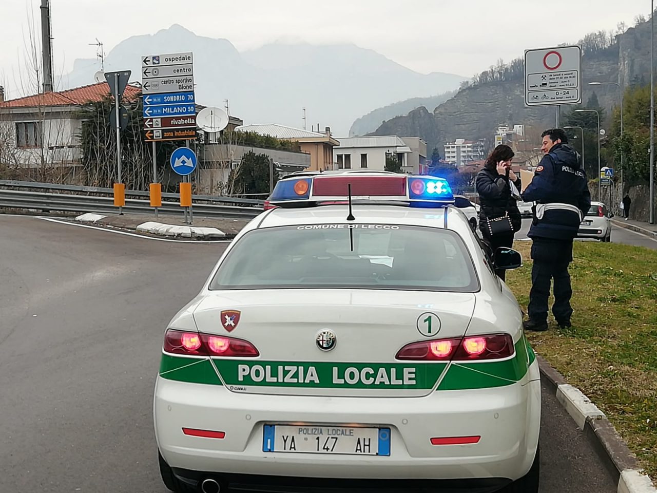 Scontro auto moto sulla rotonda della Lecco-Bergamo, anziano in condizioni serie FOTO