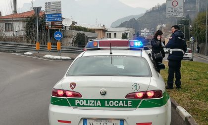 Scontro auto moto sulla rotonda della Lecco-Bergamo, anziano in condizioni serie FOTO