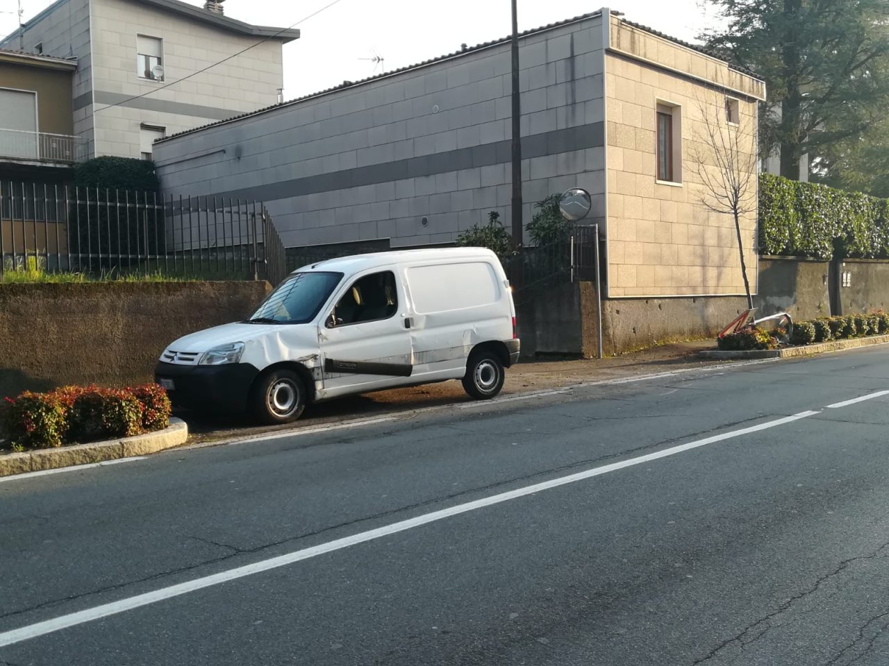 Si schianta sul marciapiede, abbatte un  palo e si ribalta sulla Provinciale FOTO