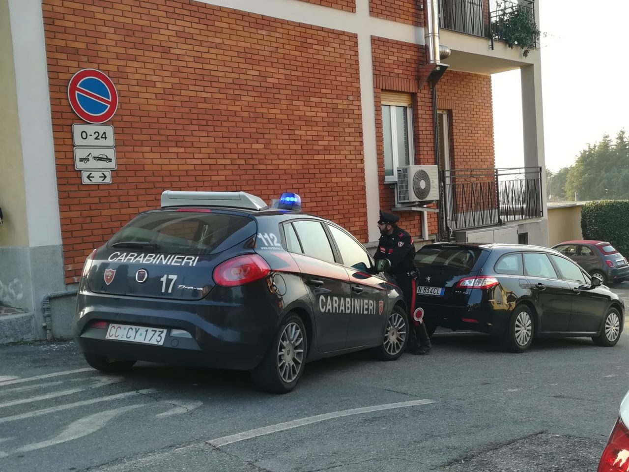 Si ribalta con il furgone e poi scappa: era agli arresti domiciliari