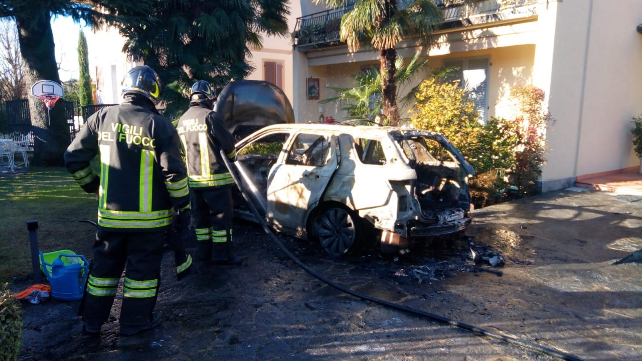 Esplode la batteria: auto ibrida avvolta dalle fiamme FOTO