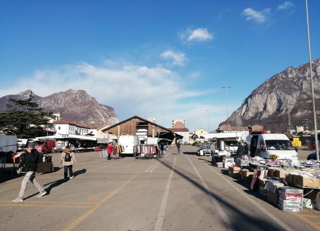 Coronavirus, anche a Lecco mercato semideserto FOTO