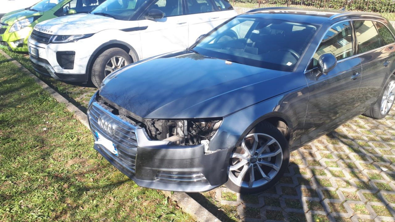 Furto di fari e autoradio al parcheggio FOTO