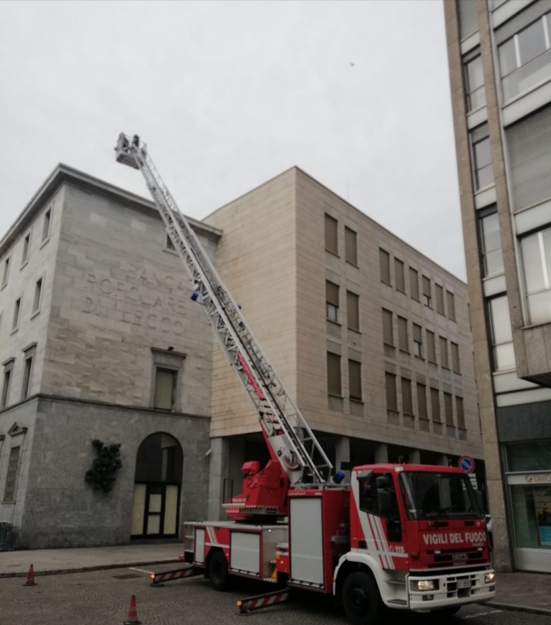 Pericolo caduta eternit per vento, pompieri sul tetto dell’ex Deutsche Bank FOTO