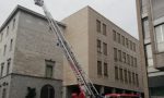 Pericolo caduta eternit per vento, pompieri sul tetto dell'ex Deutsche Bank FOTO