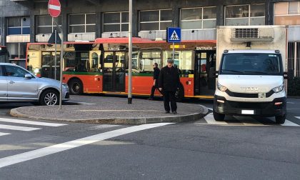 Parcheggia sulle strisce e blocca i bus: ira a Lecco contro un commerciante straniero FOTO