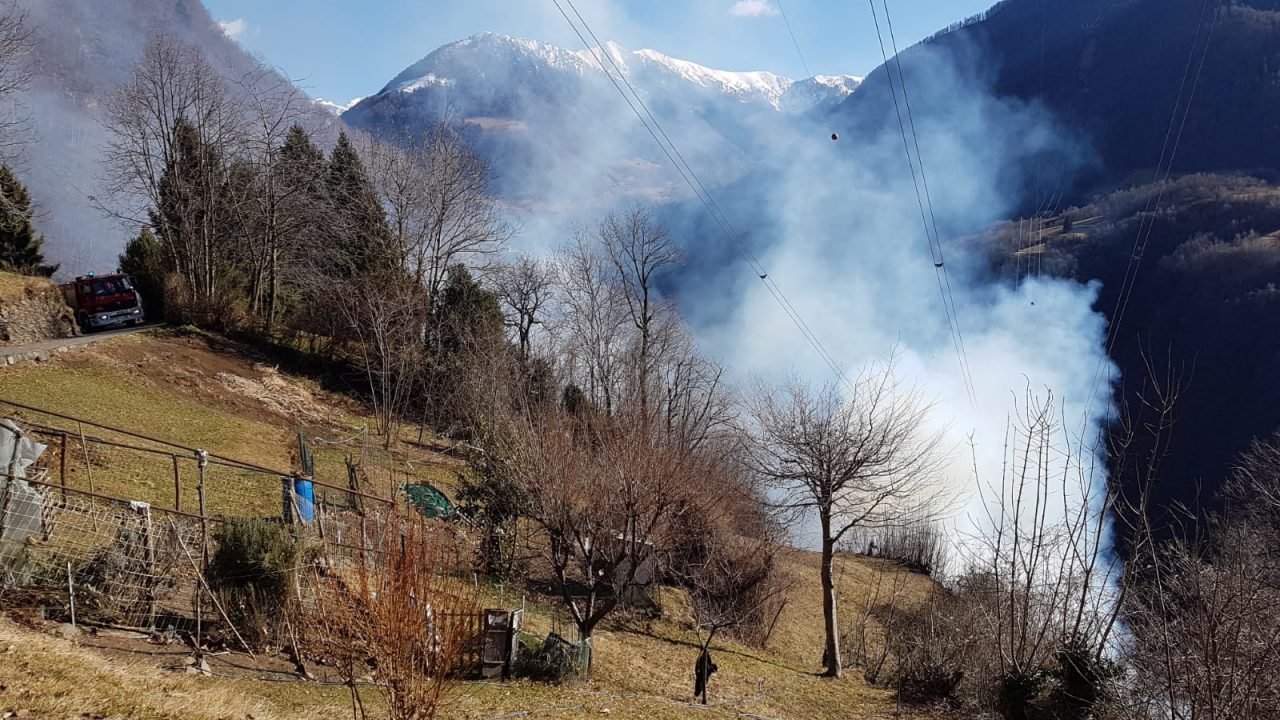 Disastri per il vento in tutto il Lecchese: alberi caduti ovunque, incendio bosco in Valle FOTO