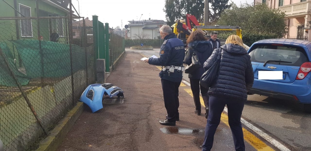 Si schianta contro un camion per evitare i pedoni FOTO