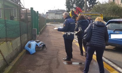 Si schianta contro un camion per evitare i pedoni FOTO
