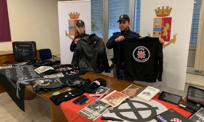Istigava all’odio razziale distribuendo volantini neonazisti. In cella un 22enne