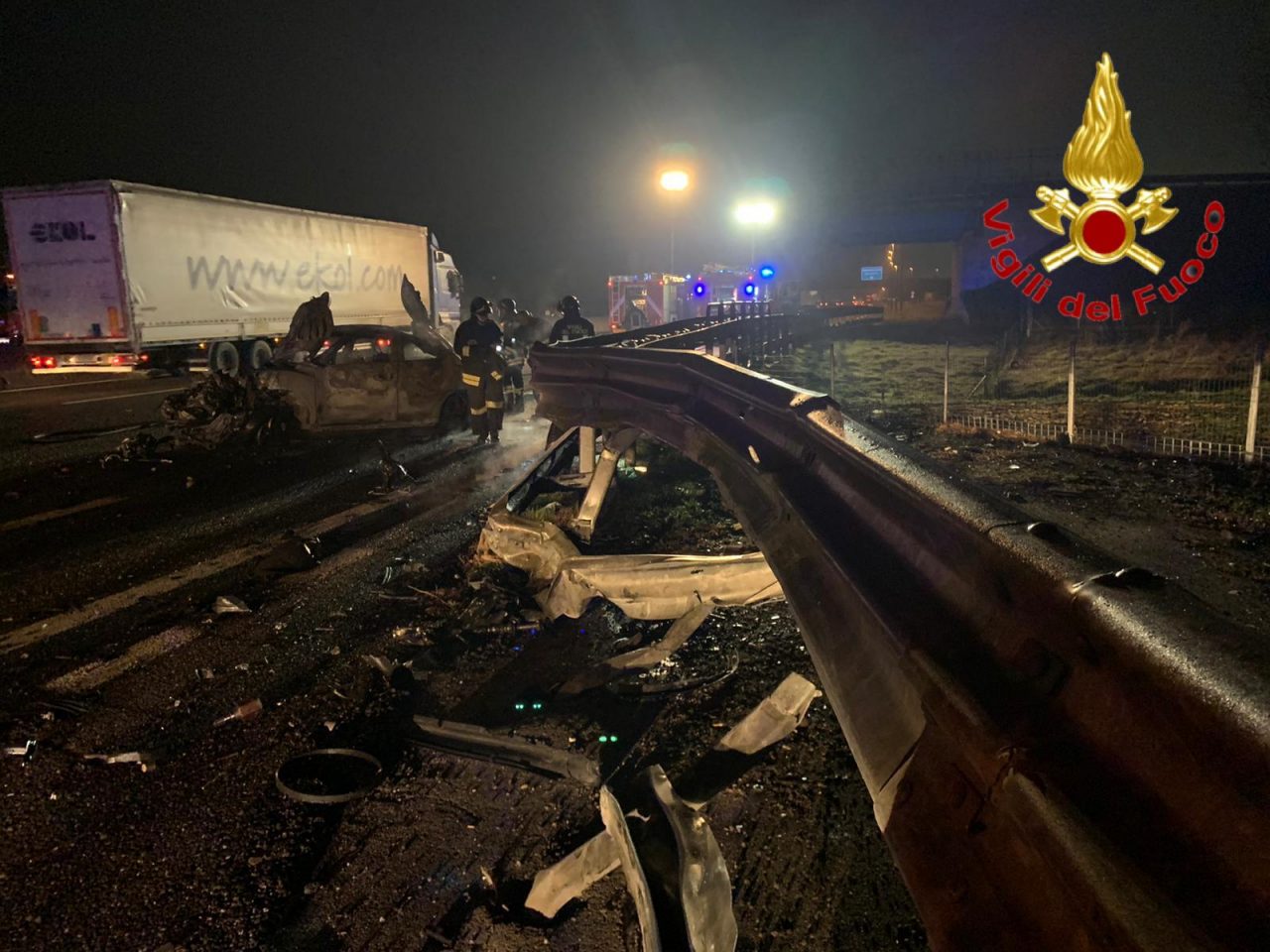 Schianto in autostrada, auto prende fuoco: muore una 21enne VIDEO FOTO