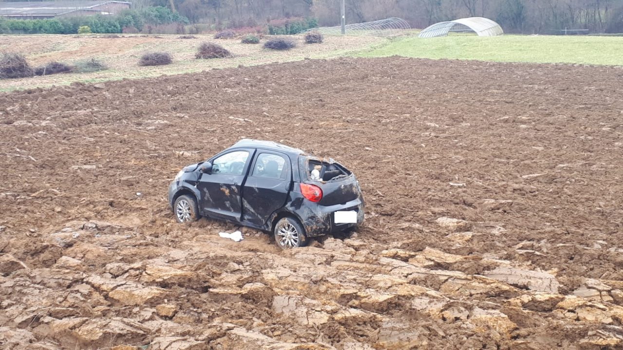 Esce di strada lungo la Provinciale e finisce in un campo FOTO