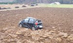 Esce di strada lungo la Provinciale e finisce in un campo FOTO