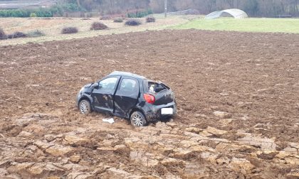 Esce di strada lungo la Provinciale e finisce in un campo FOTO