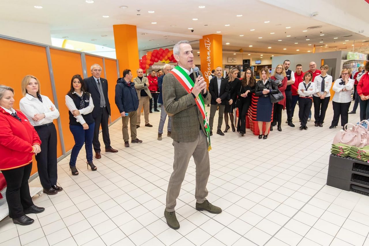 Inaugurazione dell’ipermercato con polemica. Il sindaco: “Cerimonia a porte chiuse”