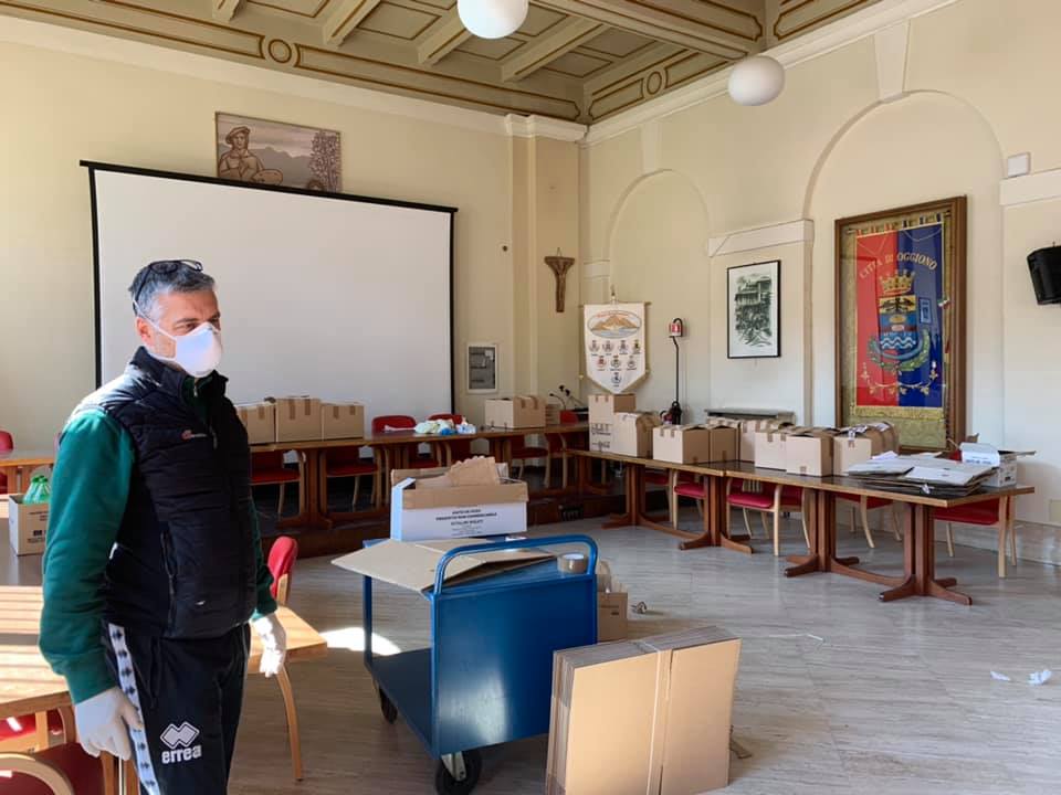 Oggiono, Protezione civile distribuisce pacchi viveri alle famiglie in difficoltà