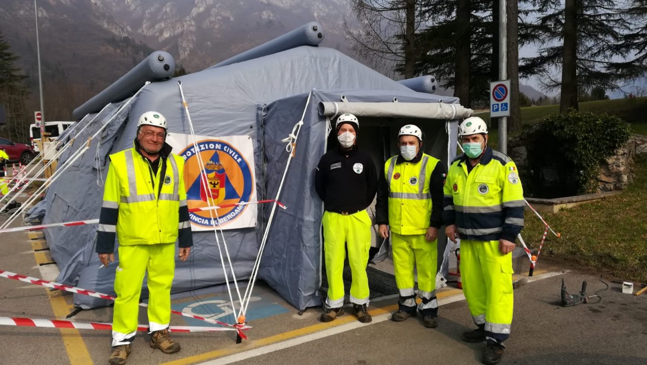 Protezione civile di Calusco fuori dagli ospedali FOTO