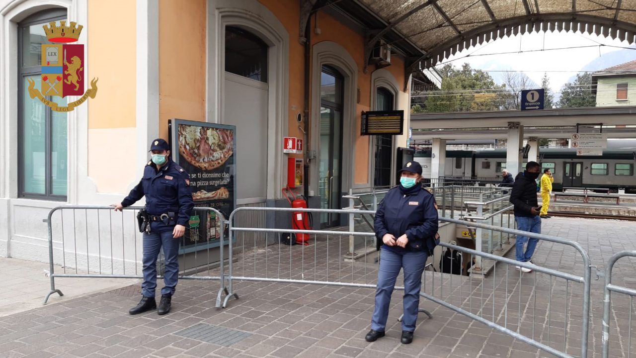 Ruba il telefono a un 12enne sul treno: denunciato 35enne