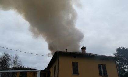 Incendio tetto, si vede il fumo a chilometri di distanza FOTO e VIDEO