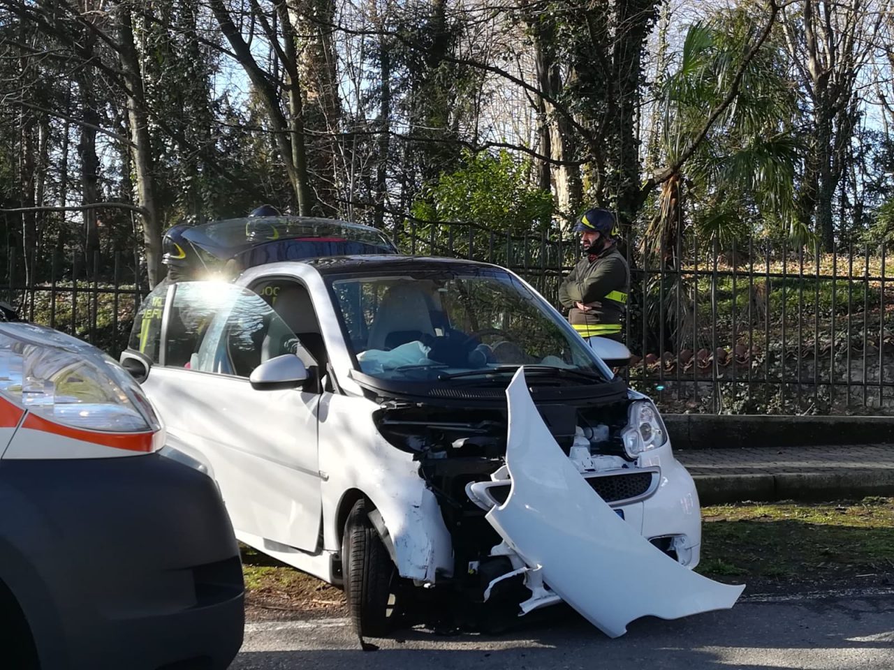 Auto contro un albero, due feriti FOTO