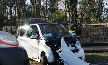 Auto contro un albero, due feriti FOTO