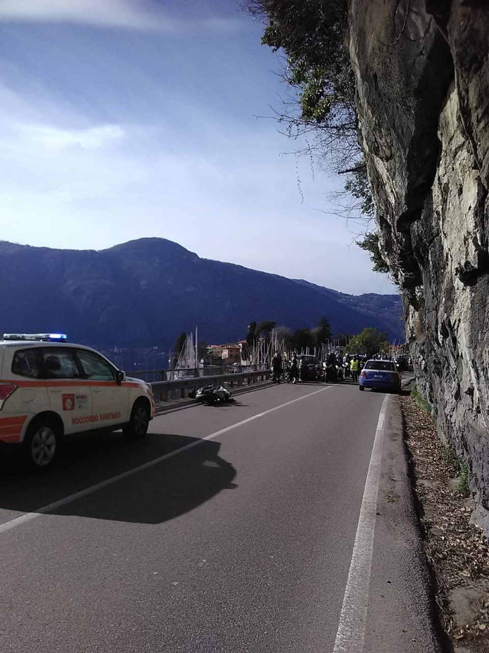 Incidente motociclistico sulla strada di lungolago a Mandello