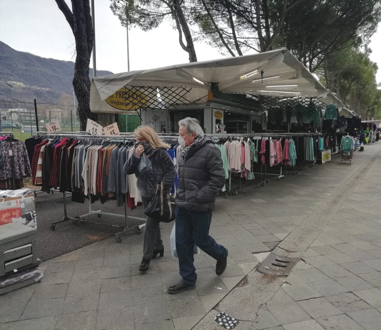 Coronavirus: a Calolzio mercato semideserto, a Merate solo bancarelle alimentari FOTO