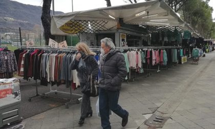 Coronavirus: a Calolzio mercato semideserto, a Merate solo bancarelle alimentari FOTO