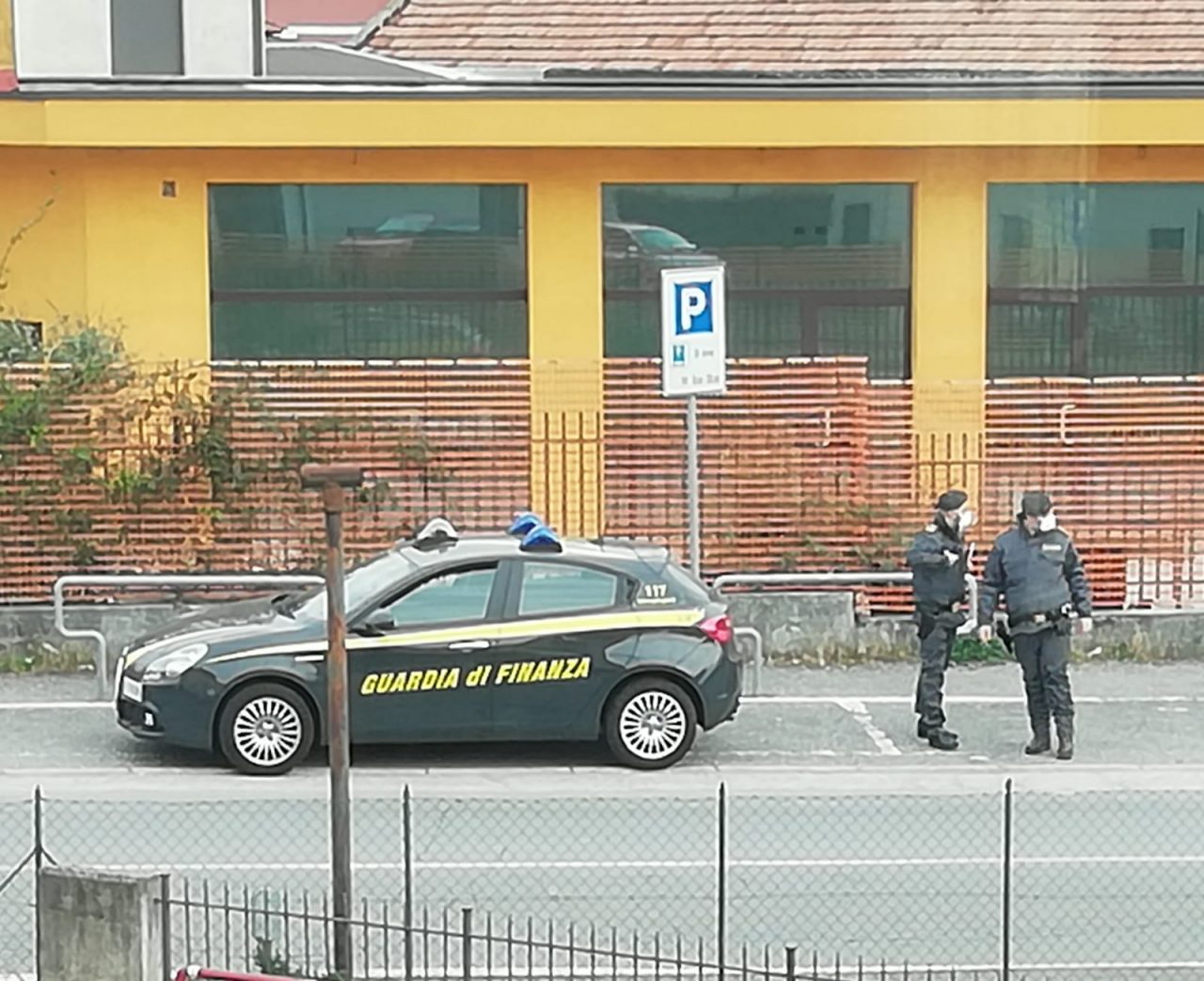 Sequestrate oltre 400mila mascherine e 100mila etichette illegali: nei guai una azienda Lecchese VIDEO
