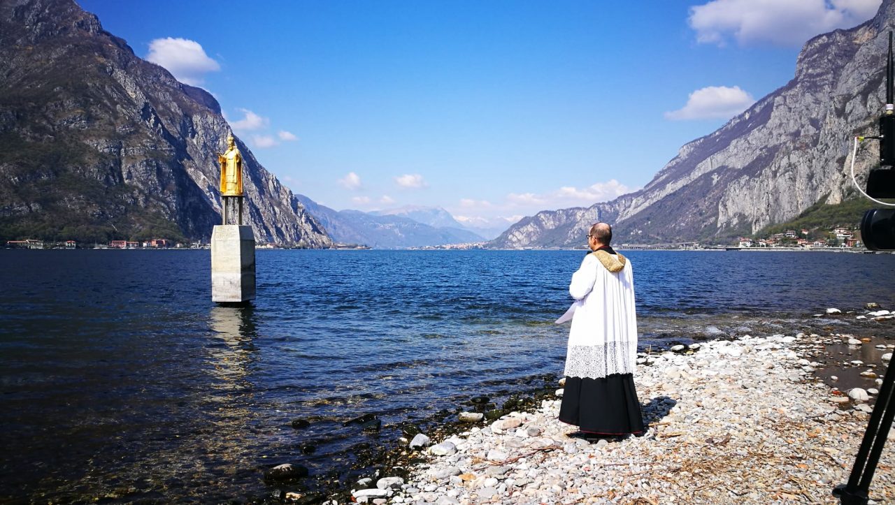 A Lecco recita del Rosario nei cortili… affacciati a finestre e balconi