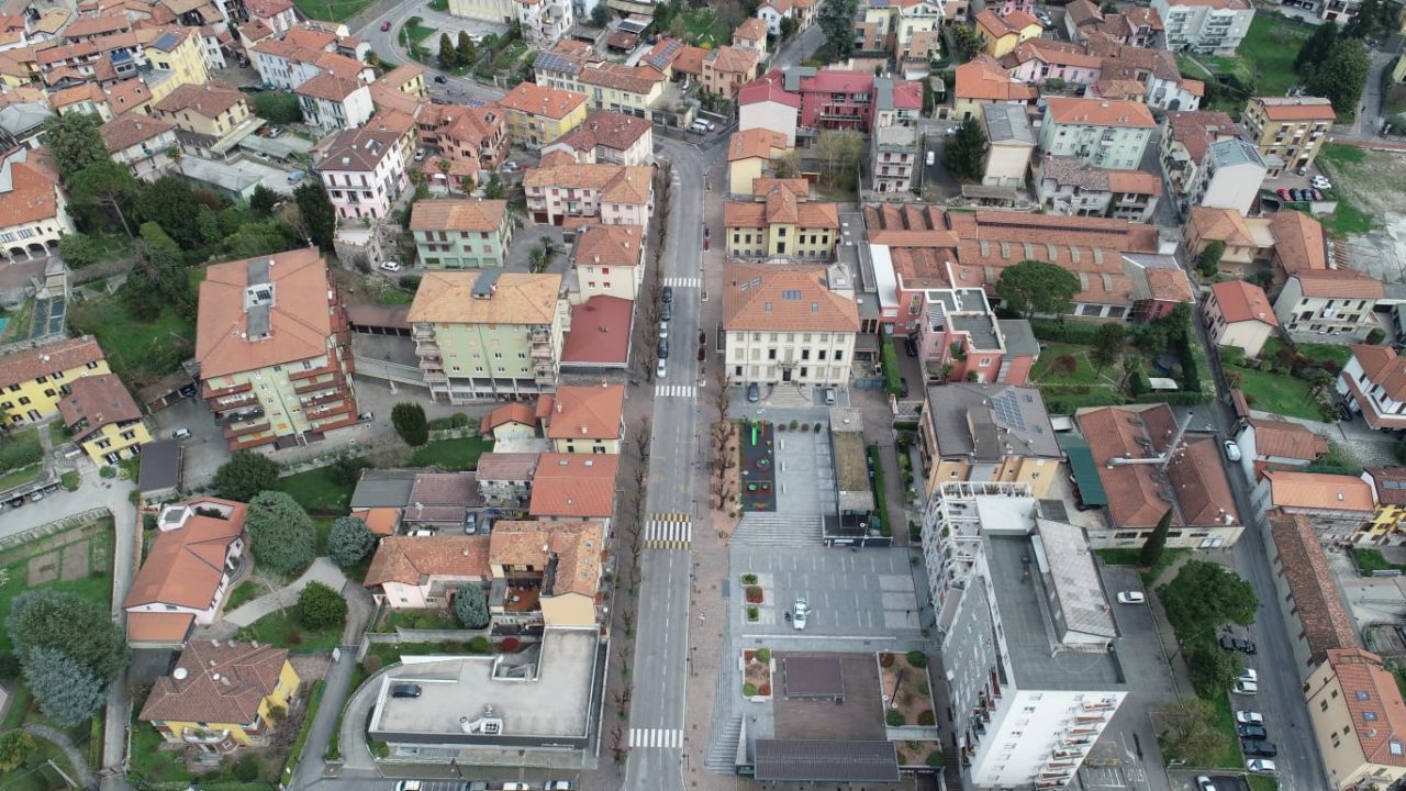 Calolzio, controlli della Polizia locale con il drone: città deserta FOTO